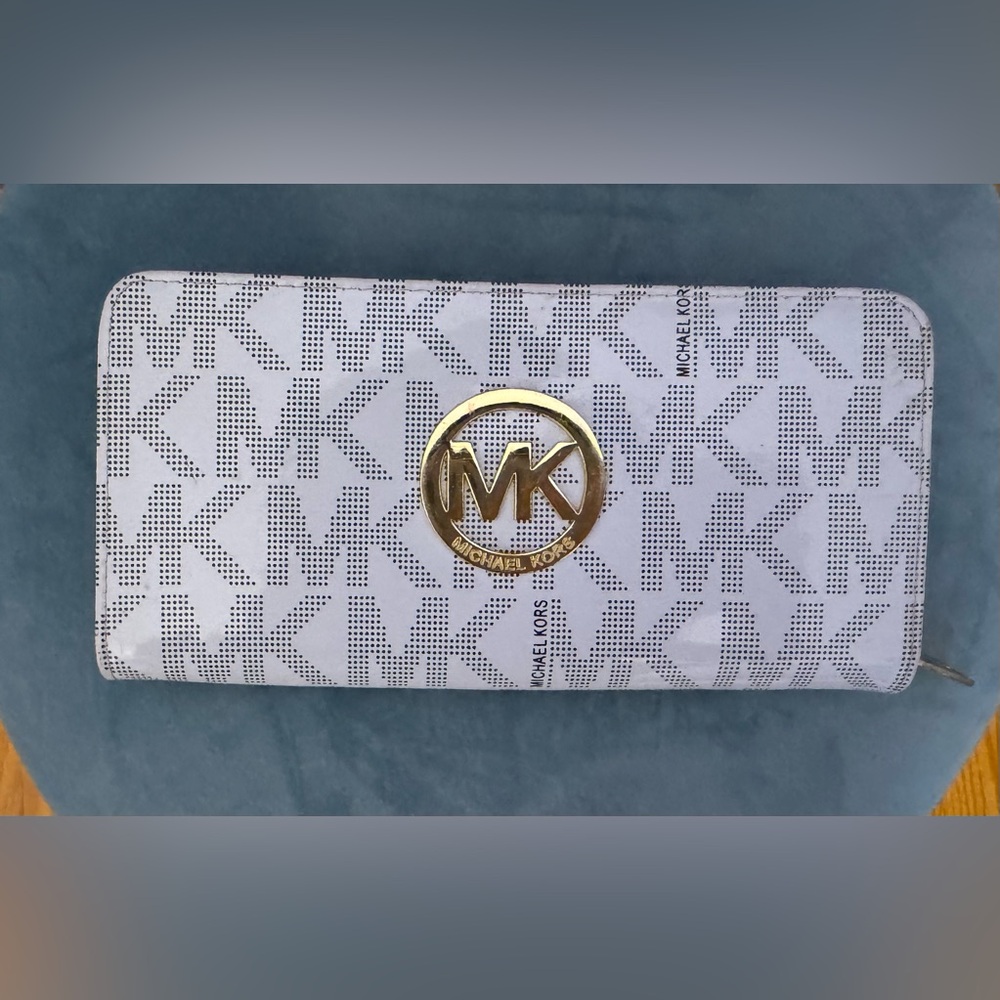 Michael Kors wallet. Good condition